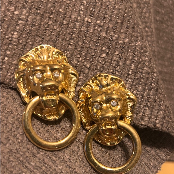Vintage Kenneth Jay Lane Gold Lion Door Knocker Clip Earrings Rhinestone Eyes. - Picture 2 of 3